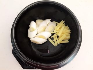 山药猪骨汤,石锅加入葱段和姜丝