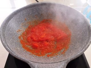 山药猪骨汤,油热后加入番茄，小火翻炒至浓郁的番茄酱，加入5克白糖调匀