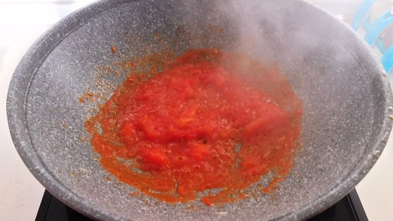 山药猪骨汤,油热后加入番茄，小火翻炒至浓郁的番茄酱，加入5克白糖调匀