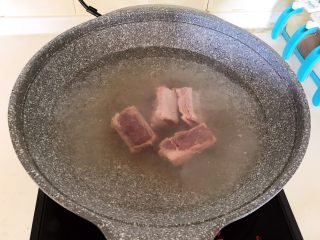 山药猪骨汤,锅里加入冷水烧开后加入排骨，焯水5分钟