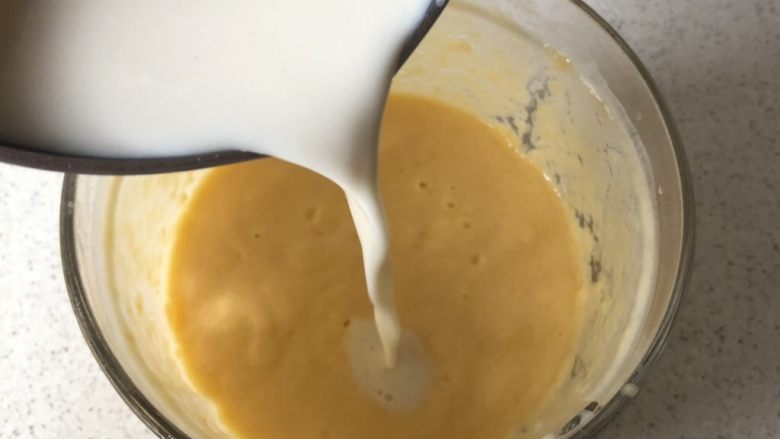 免烤❗️芒果酸奶蛋糕,牛奶液倒入芒果酸奶中，拌匀