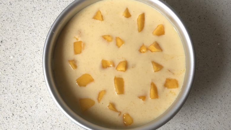 免烤❗️芒果酸奶蛋糕,芒果丁撒入慕斯液中，冷藏2小时以上，至完全凝固