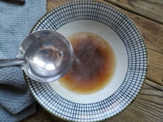 猪脚面,在碗里盛入适量的卤汤，舀一大勺面汤将卤汤冲开后将煮好的面捞入。