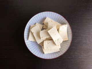 风味烤豆腐,豆腐切成小块，厚度8毫米左右
