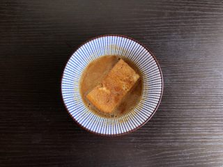风味烤豆腐,腌料加入少量水调匀，用豆腐蘸满调料