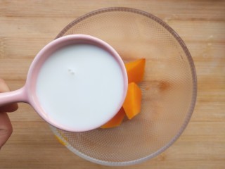 蛋黄南瓜蒸蛋,加入热牛奶。