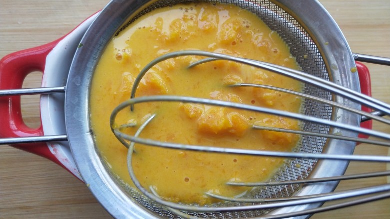 蛋黄南瓜蒸蛋,用晒网过滤一遍，途中打蛋器不断搅拌。