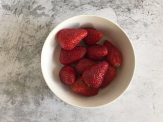抹茶草莓大福,草莓洗净