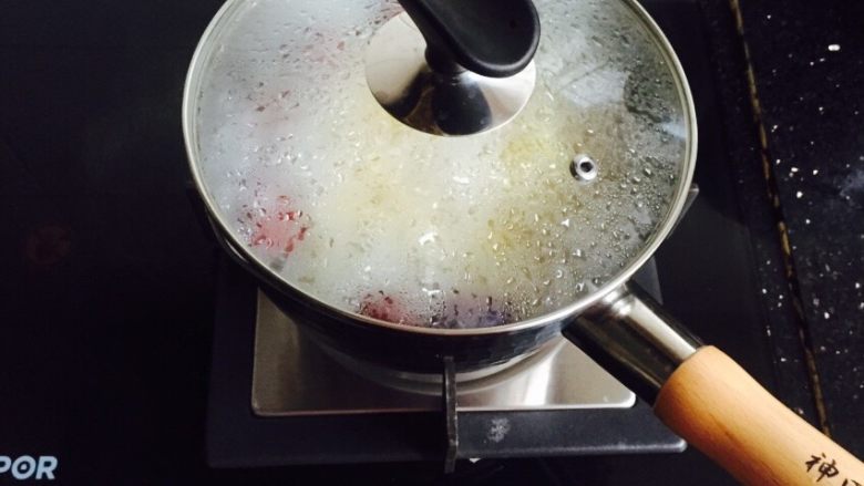 红枣桂圆小米粥,盖上锅盖大火煮开五分钟转中小火继续煮二十分钟