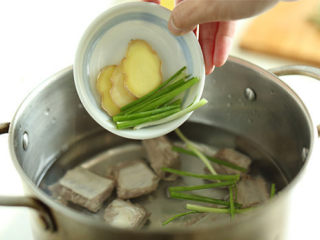 排骨炖豆角,排骨洗干净砍成小块，冷水下锅，放入姜片、香葱段、部分料酒，煮出血水捞出控干；