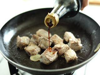 排骨炖豆角,向锅中加入酱油、料酒、白糖炒匀后，倒入清水没过排骨；
