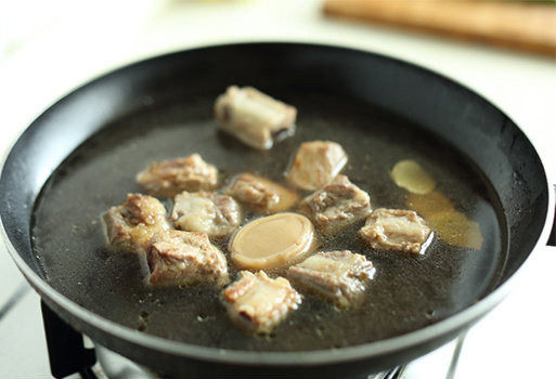 排骨炖豆角,家中有浓汤宝的话可以加入提鲜，如果没有可以加点鸡精；