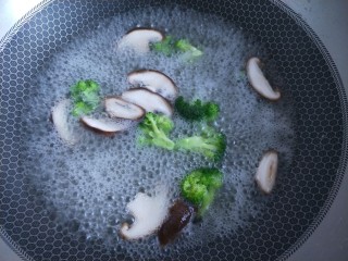 炒螺丝意粉,西蓝花，香菇片焯水备用。
