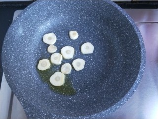 炒螺丝意粉,锅内倒入橄榄油（其他油也可以），先把蒜片炒香。