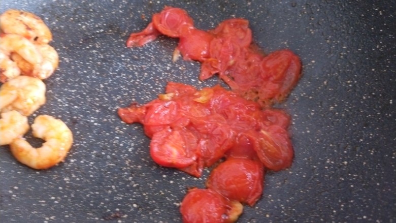 炒螺丝意粉,把小番茄炒至软烂，可以用铲子压一压。