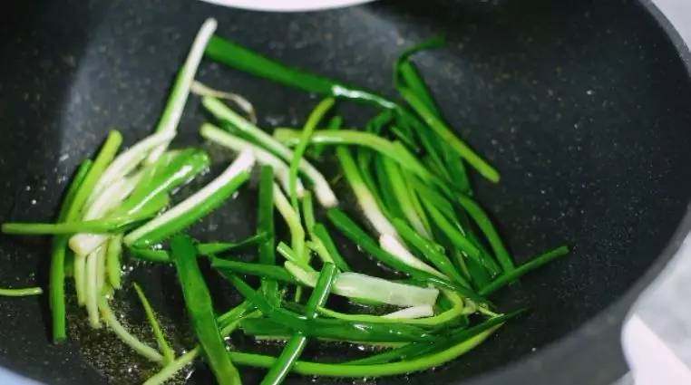 上海人最爱的葱烧大排,味道绝了,.锅中留底油，爆香葱段