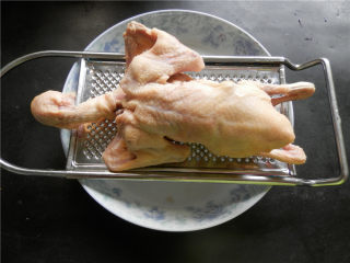 砂锅烤乳鸽,乳鸽清洗干净，沥干水。