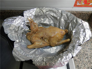砂锅烤乳鸽,鸽子放在锅中。