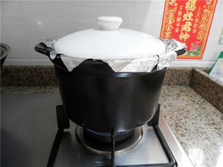 砂锅烤乳鸽,盖上锅盖，中火烤20分钟。