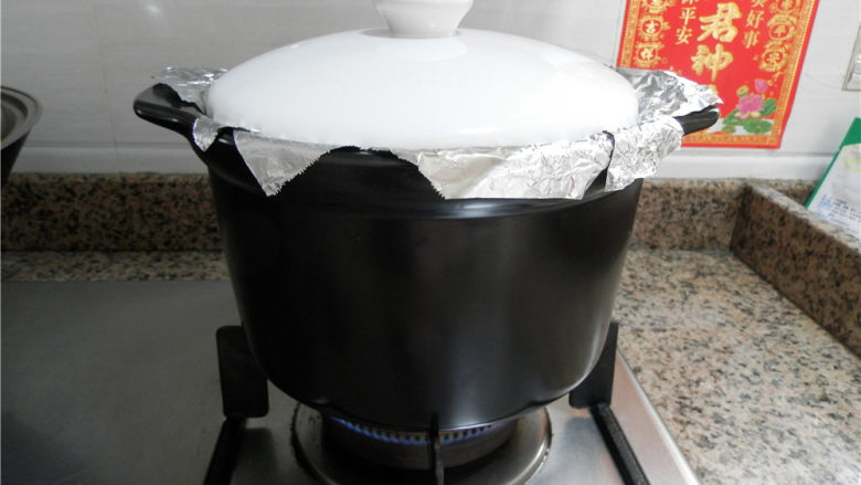 砂锅烤乳鸽,盖上锅盖，中火烤20分钟。