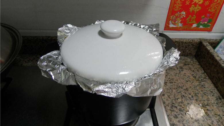 砂锅烤乳鸽,继续烤20分钟，关火后焖10分钟（期间再刷一次蜂蜜水）。