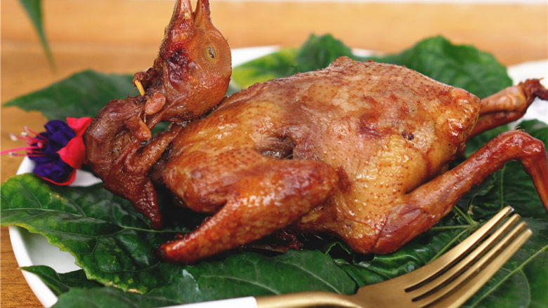 砂锅烤乳鸽,用砂锅烤乳鸽，烤得恰到好处，水分适中。