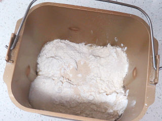 咸香味美滴~【香葱肉松辫子面包】,除葱油外把面团里所有材料放入面包机桶内