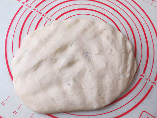 咸香味美滴~【香葱肉松辫子面包】,发酵好的面团取出排气