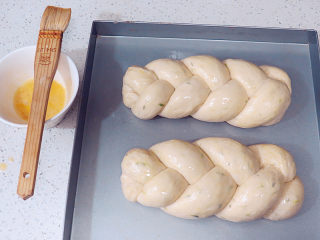 咸香味美滴~【香葱肉松辫子面包】,发酵好的面团均匀的刷上一层全蛋液
