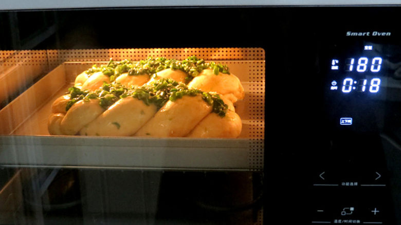 咸香味美滴~【香葱肉松辫子面包】,送入提前预热好的烤箱。上下火180度烘烤18分钟左右