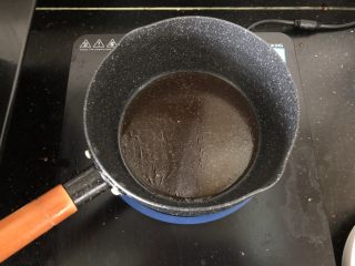 香菇肉末蒸豆腐,倒出蒸出的汤汁到小锅里。