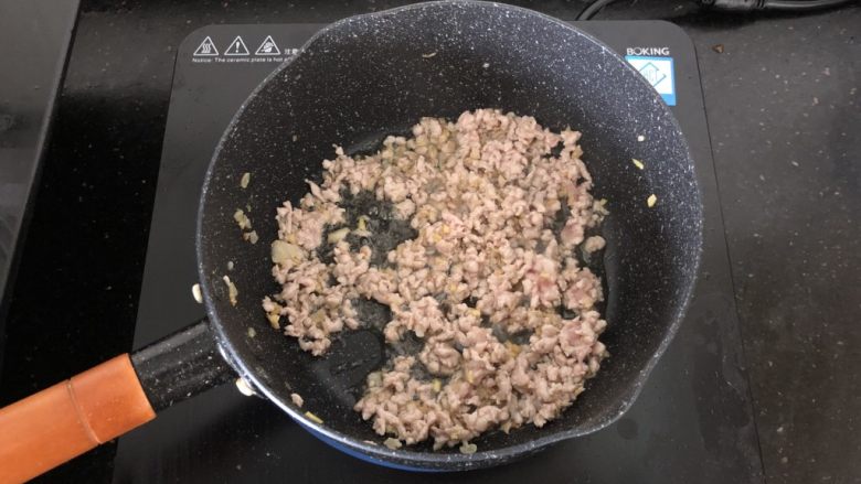 香菇肉末蒸豆腐,倒入肉末炒散。