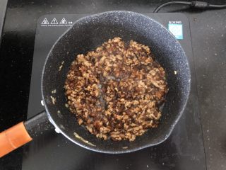 香菇肉末蒸豆腐,倒入生抽、老抽、盐、蚝油、白糖炒均匀出锅。