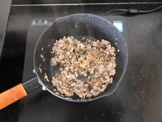 香菇肉末蒸豆腐,倒入香菇末继续翻炒。