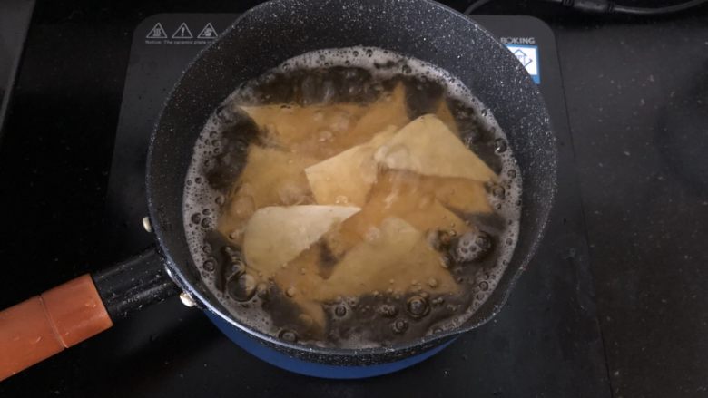 黑木耳香菇烧豆腐,放入油锅炸至表面微黄偏硬。