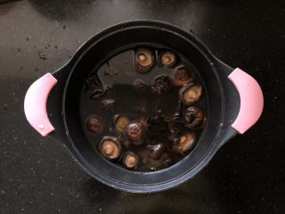 黑木耳香菇烧豆腐,黑木耳、香菇泡发好。