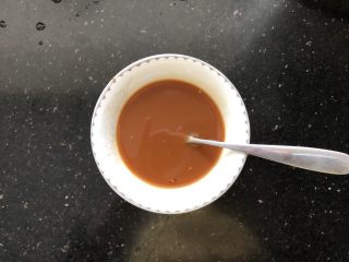 黑木耳香菇烧豆腐,碗中放入生抽适量，盐少许，淀粉少许，清水少许调成汁。