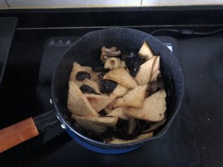 黑木耳香菇烧豆腐,翻炒片刻。