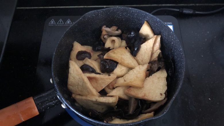 黑木耳香菇烧豆腐,翻炒片刻。