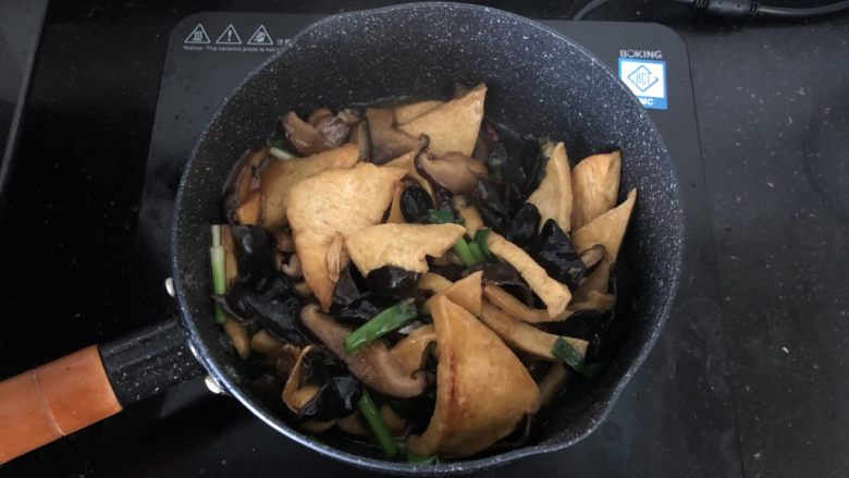 黑木耳香菇烧豆腐,翻匀即可起锅。