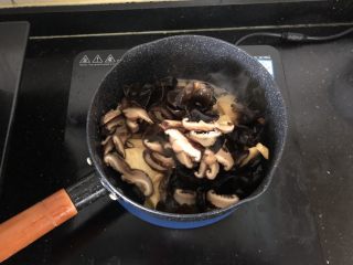 黑木耳香菇烧豆腐,倒入黑木耳、香菇。