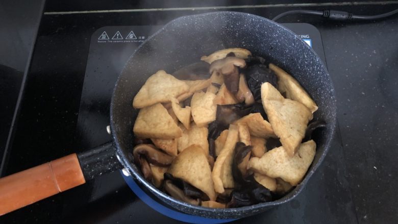 黑木耳香菇烧豆腐,倒入调味汁炒均匀。