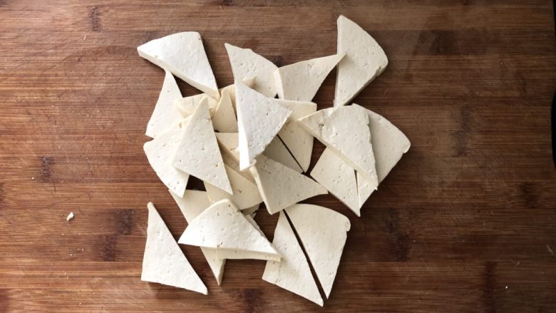 黑木耳香菇烧豆腐,从中间一剖为二成三角形。
