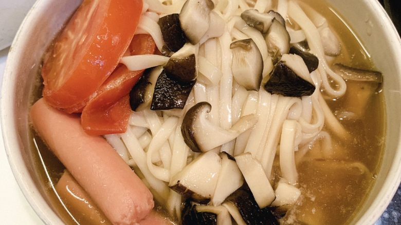 菌菇汤面,把材料和汤汁倒入装面的碗里
