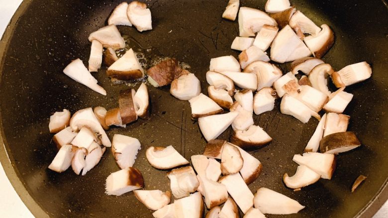 菌菇汤面,冷锅热油，放入香菇翻炒至出味
