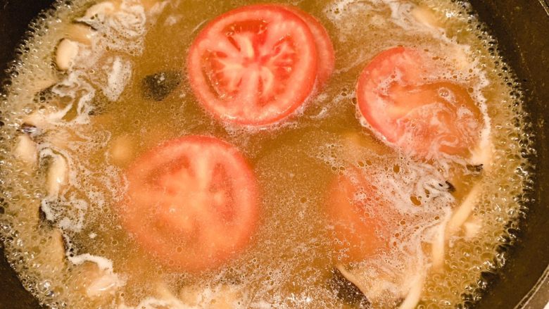 菌菇汤面,放入番茄