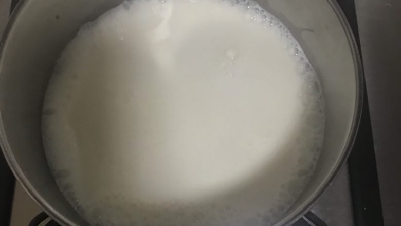 自制姜撞奶,煮到7、80度，大概是周边冒小泡