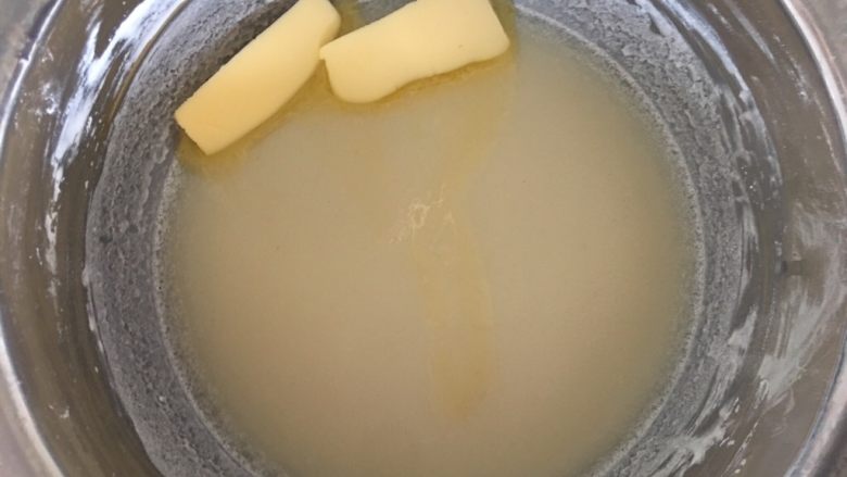可可麻薯软欧,出锅后加入黄油