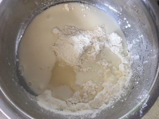 可可麻薯软欧,将麻薯材料除了黄油混合搅拌均匀