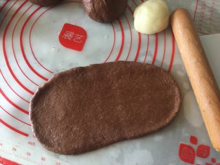 可可麻薯软欧,将面包小面团擀成牛舌状